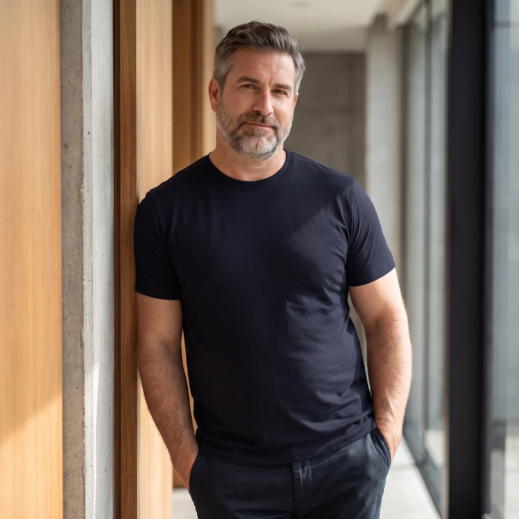 Men wearing Bleu marine Classic Crew Driggs Tee