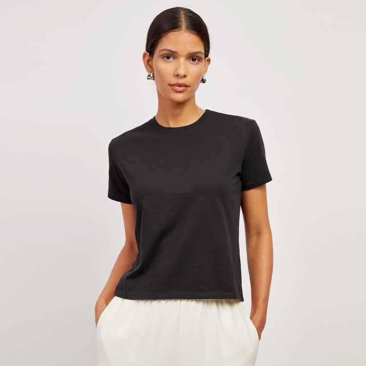 Women wearing Negro Camiseta de algodón de cuello redondo para uso diario