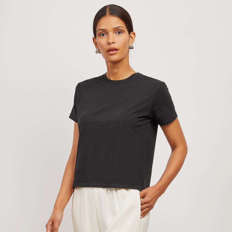 Women wearing Negro Camiseta de algodón de cuello redondo para uso diario