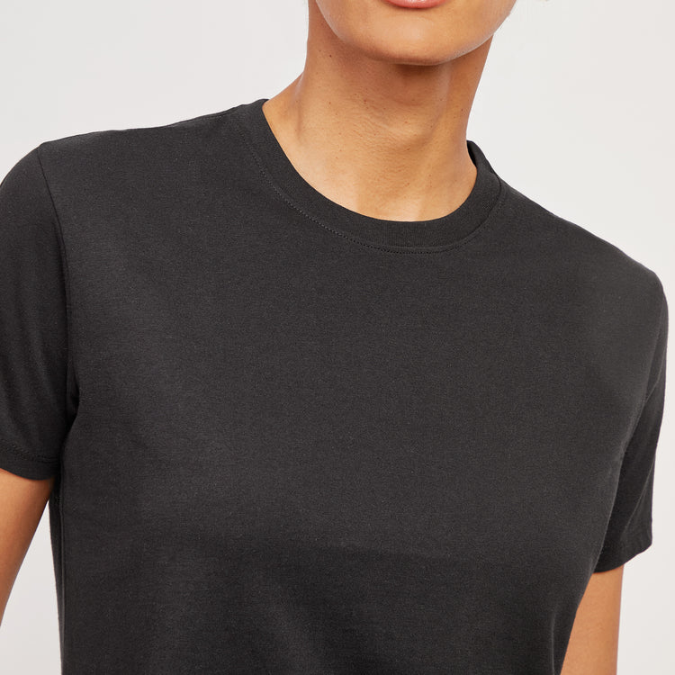 Women wearing Negro Camiseta de algodón de cuello redondo para uso diario