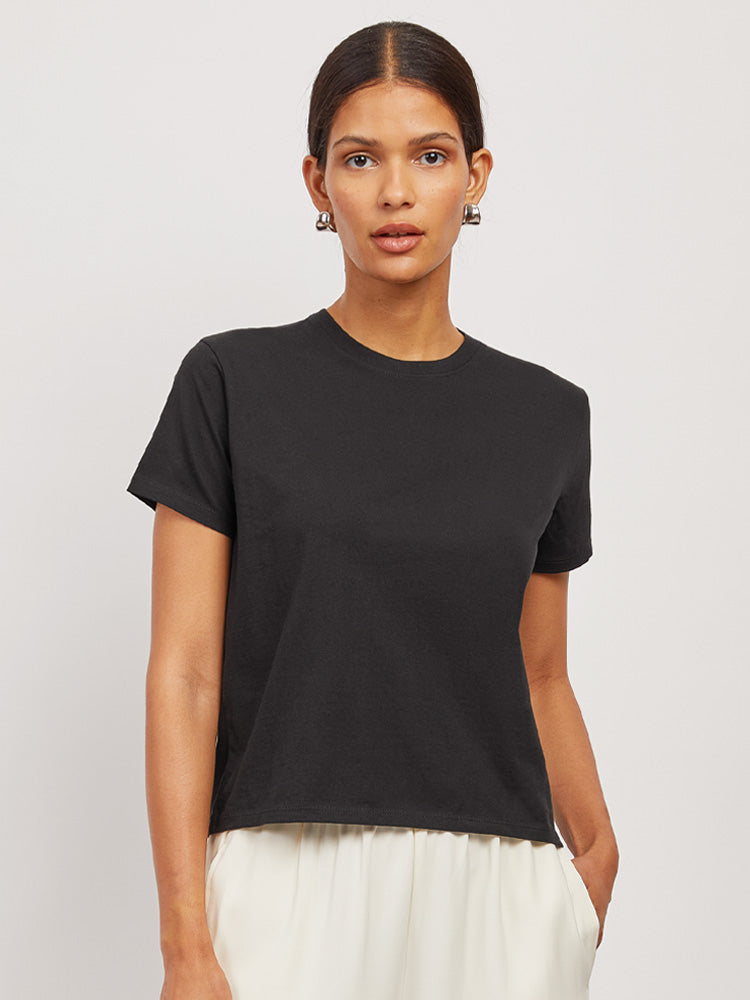 Women wearing Negro Camiseta de algodón de cuello redondo para uso diario