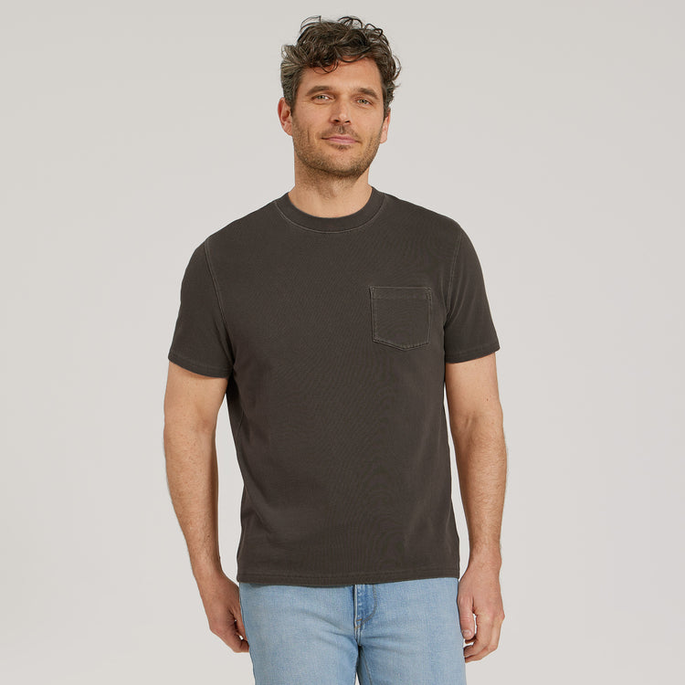 Men wearing Musgo oscuro vintage Cotton Jersey One Pocket Tee