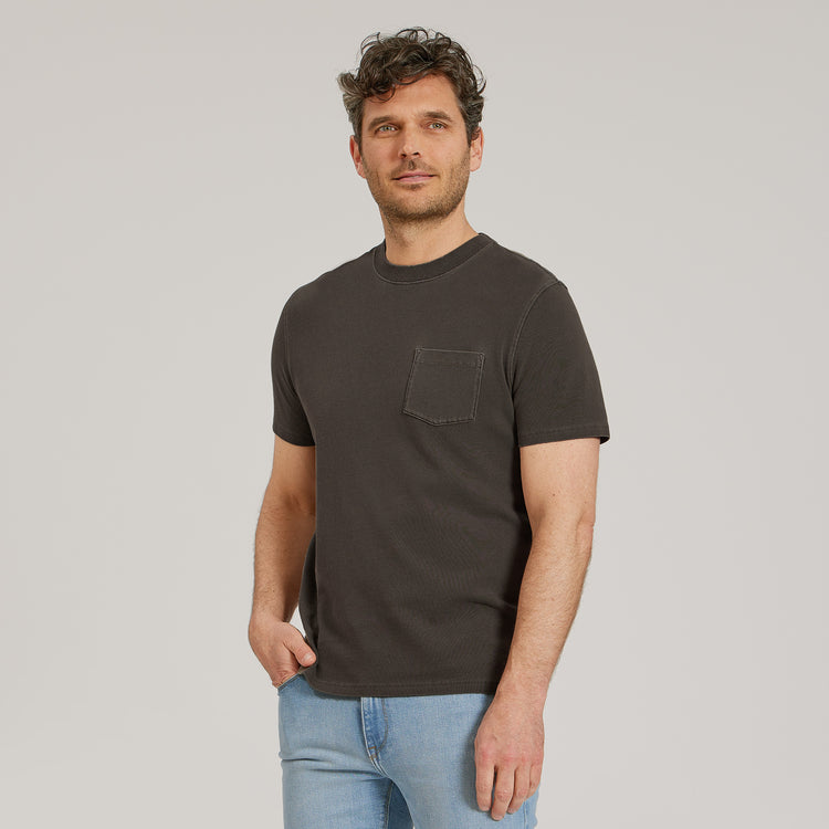 Men wearing Musgo oscuro vintage Cotton Jersey One Pocket Tee