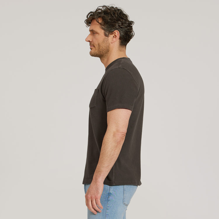 Men wearing Musgo oscuro vintage Cotton Jersey One Pocket Tee