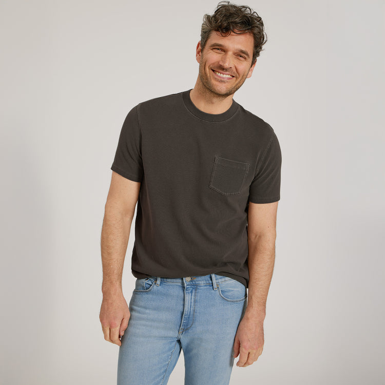 Men wearing Musgo oscuro vintage Cotton Jersey One Pocket Tee