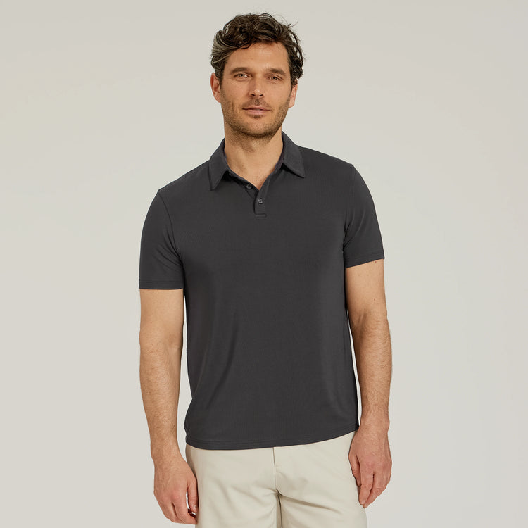 Men wearing Gris oscuro Luxe Performance Polo