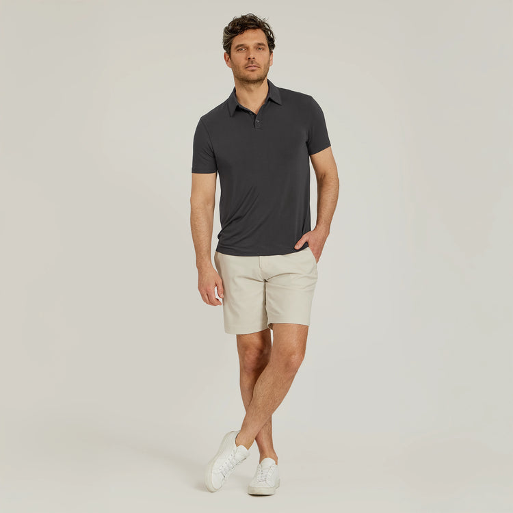 Men wearing Gris oscuro Luxe Performance Polo