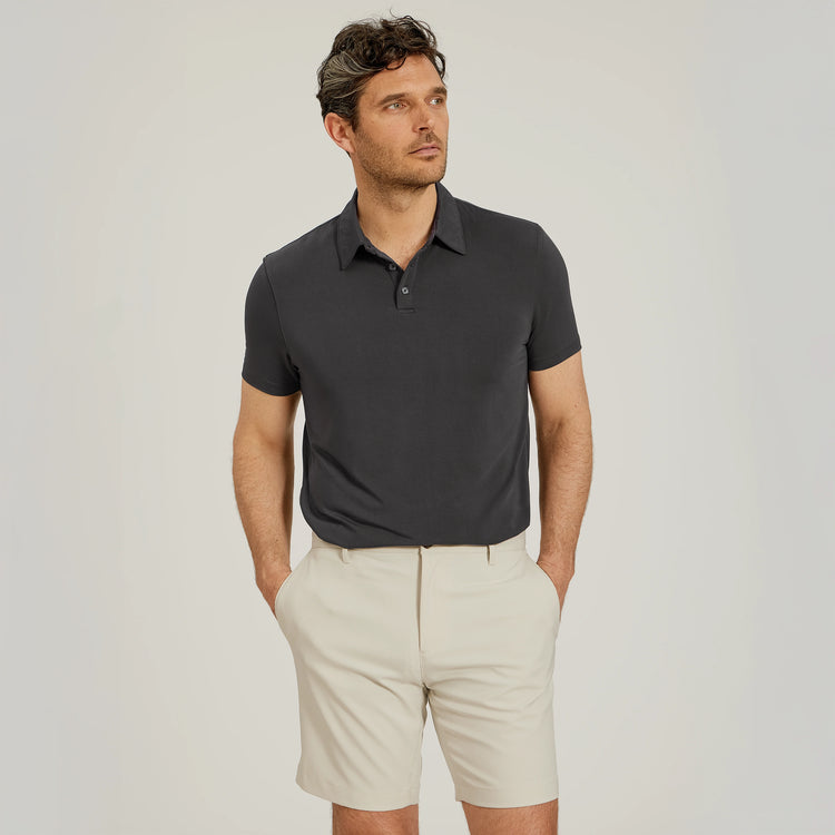Men wearing Gris oscuro Luxe Performance Polo