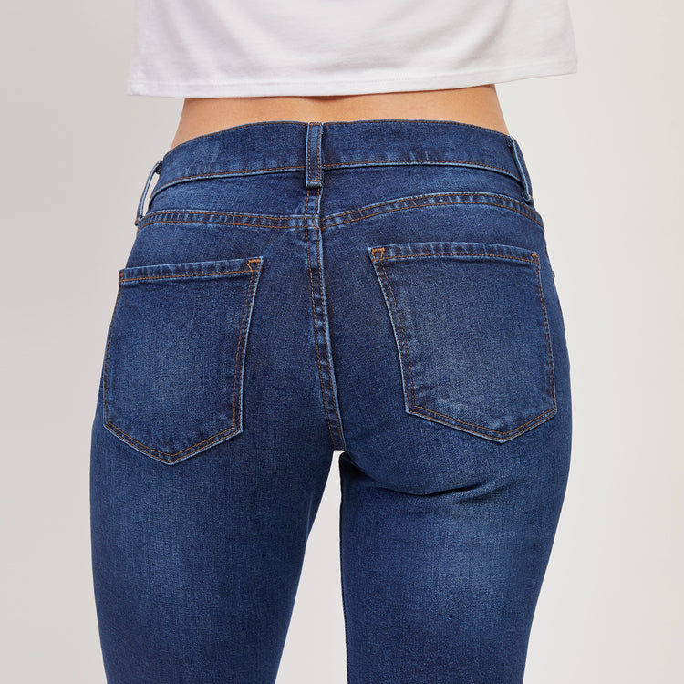 Women wearing Azul oscuro/medio Mom Ridge Jeans