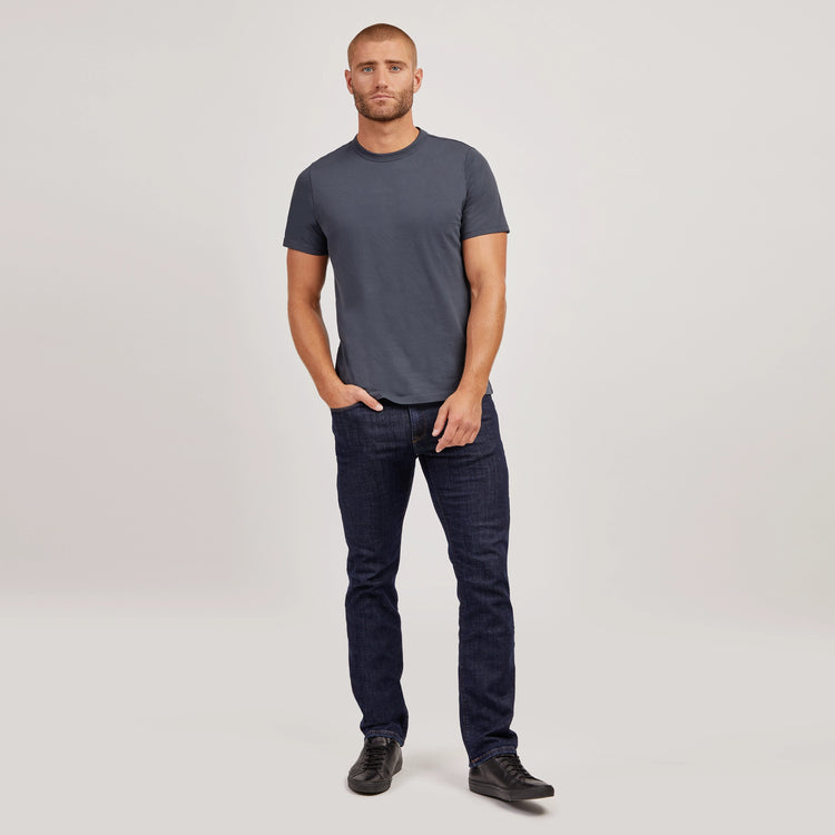 Men wearing Azul pizarra Classic Crew Driggs Tee