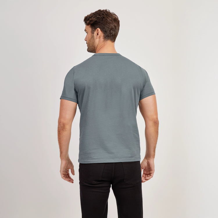 Men wearing Carbón desteñido Classic Crew Driggs Tee