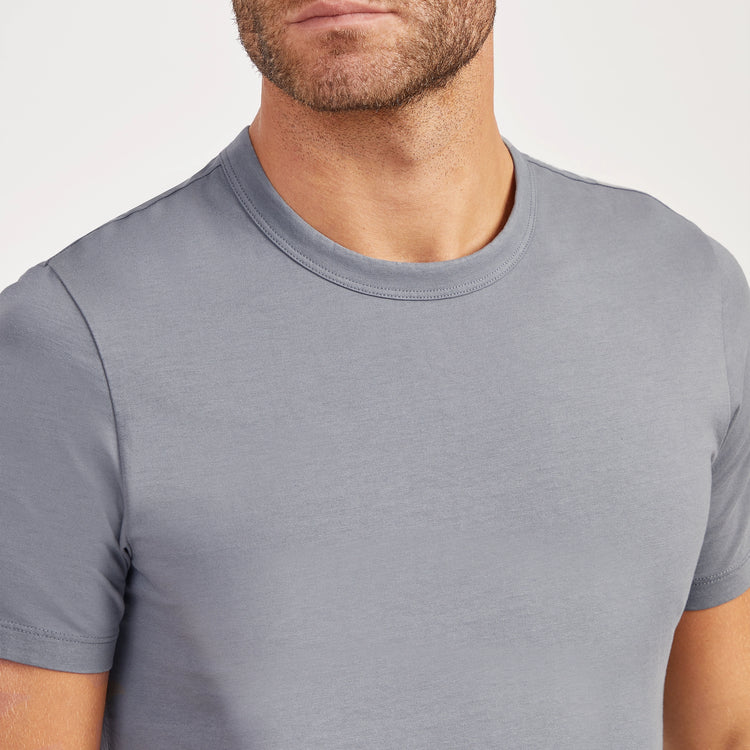 Men wearing Gris azul Classic Crew Driggs Tee