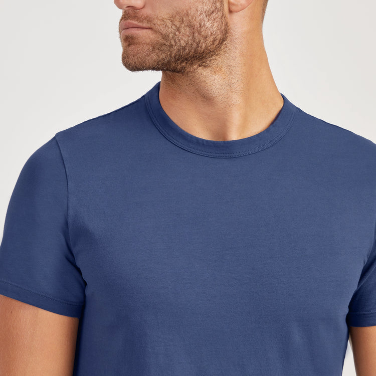 Men wearing Azul grafito Classic Crew Driggs Tee