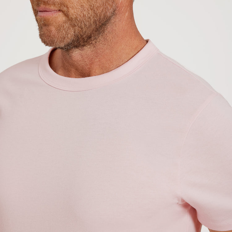 Men wearing Rosa pálido Classic Crew Driggs Tee