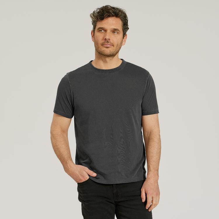 Men wearing Grafito vintage Camiseta Classic Crew Driggs