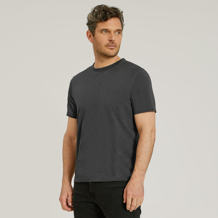 Men wearing Grafito vintage Camiseta Classic Crew Driggs