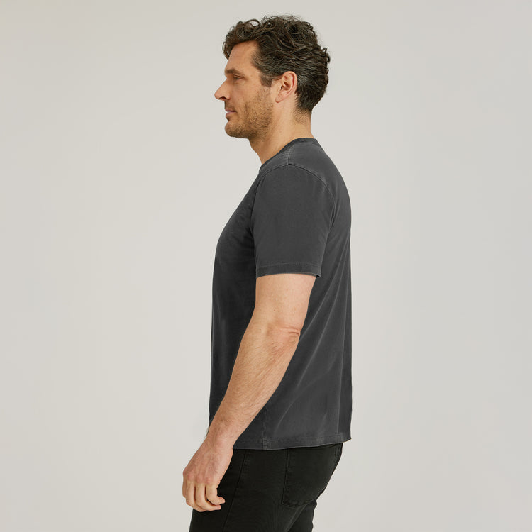 Men wearing Grafito vintage Camiseta Classic Crew Driggs
