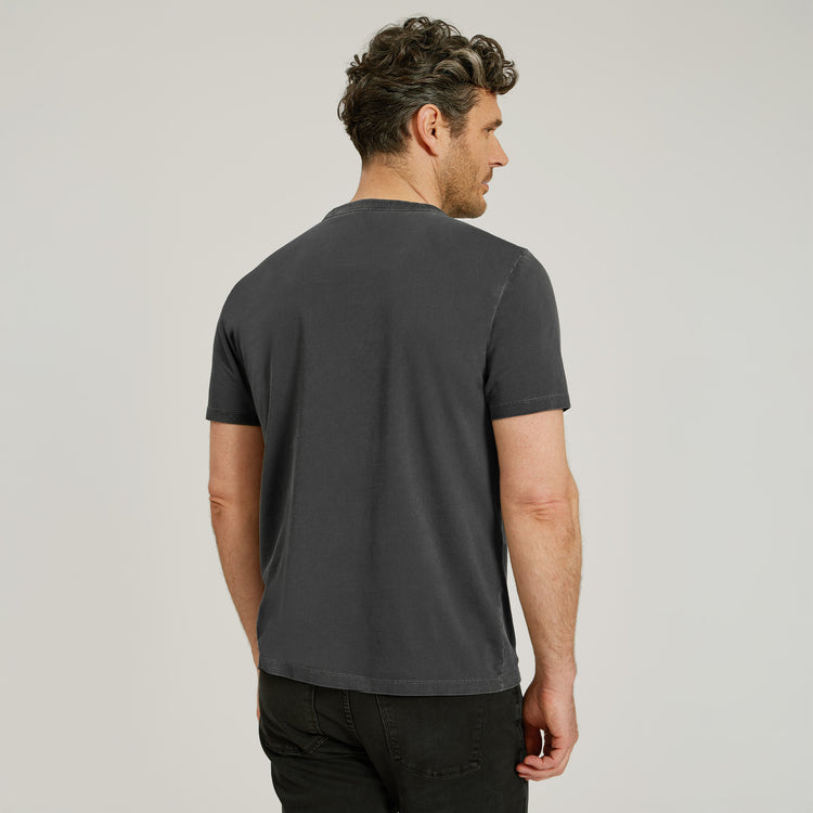 Men wearing Grafito vintage Camiseta Classic Crew Driggs