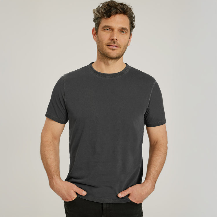 Men wearing Grafito vintage Camiseta Classic Crew Driggs