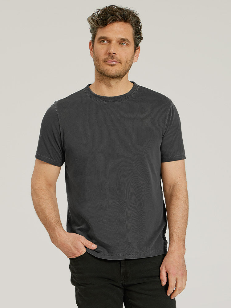 Men wearing Grafito vintage Camiseta Classic Crew Driggs