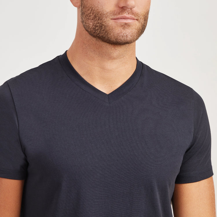 Men wearing Azul marino Classic V-Neck Driggs Tee