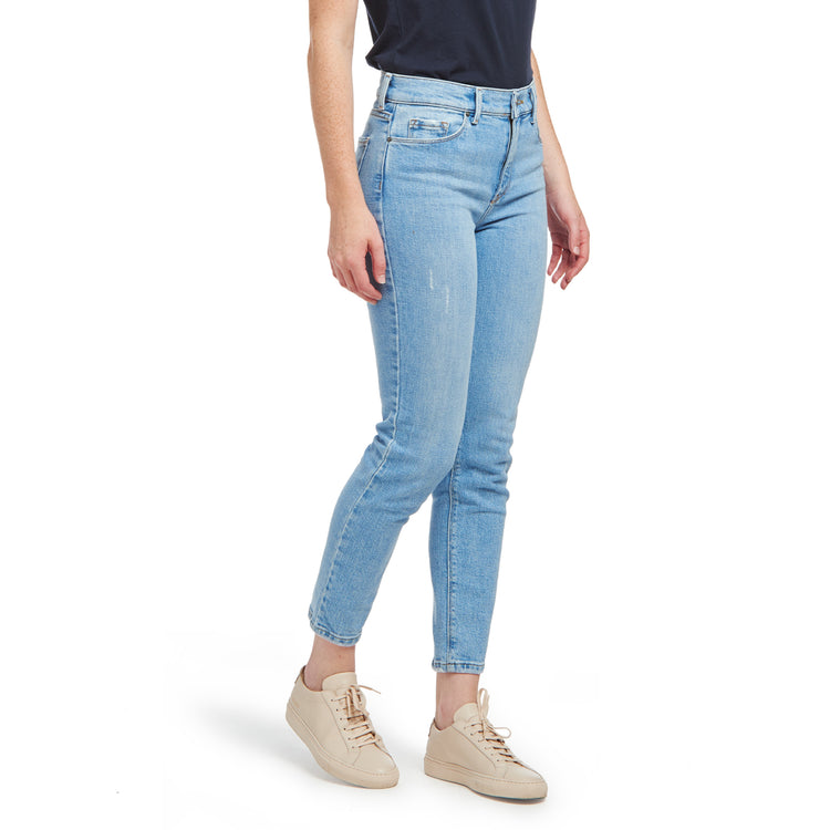 Women wearing Azul claro High Rise Mom Hubert Jeans