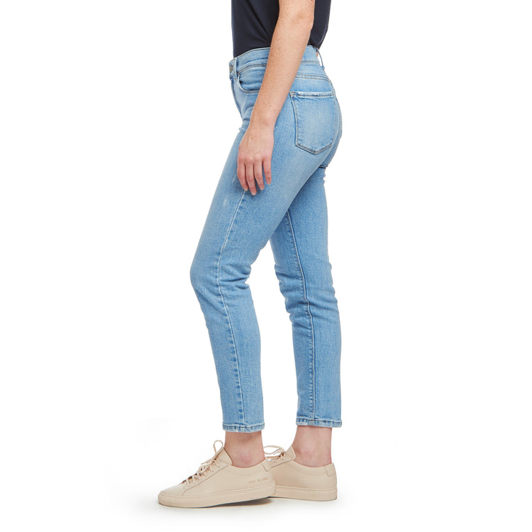 Women wearing Azul claro High Rise Mom Hubert Jeans