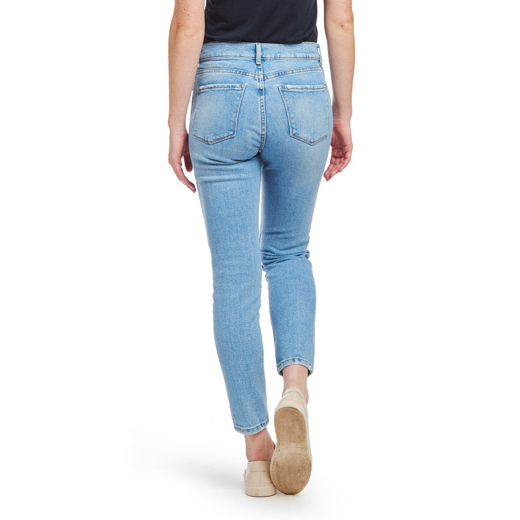 Women wearing Azul claro High Rise Mom Hubert Jeans
