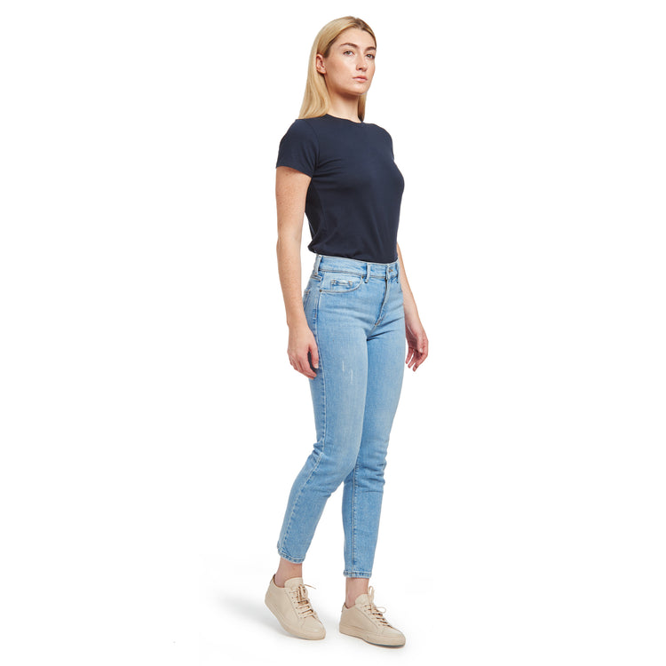 Women wearing Azul claro High Rise Mom Hubert Jeans