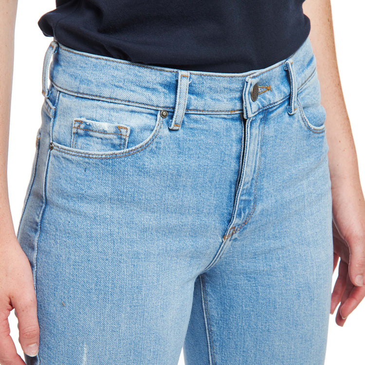 Women wearing Azul claro High Rise Mom Hubert Jeans
