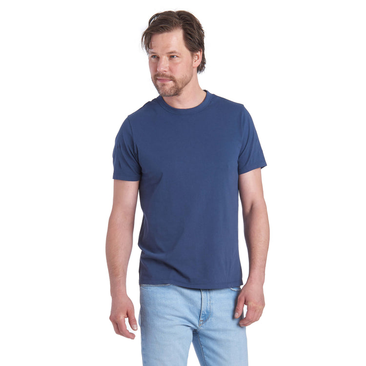 Men wearing Azul grafito Classic Crew Driggs Tee