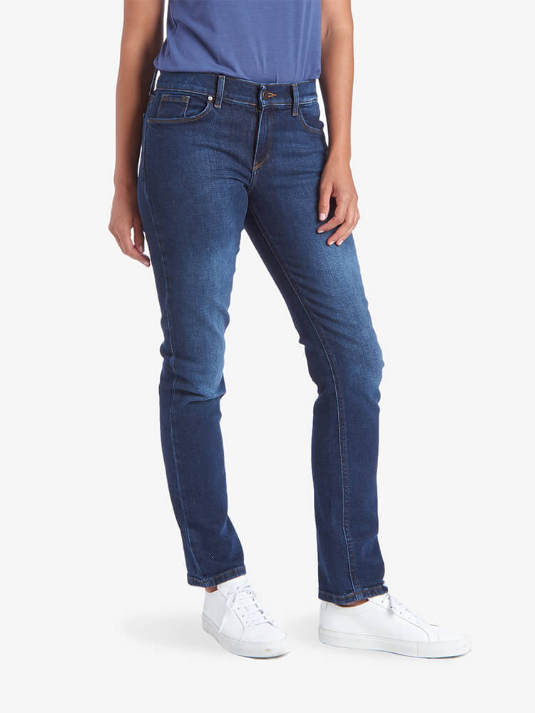 Women wearing Azul oscuro/medio Mid Rise Slim Straight Grand Jeans