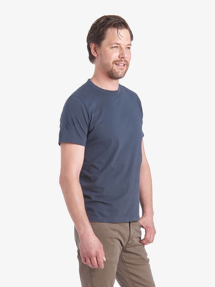 Men wearing Azul pizarra Classic Crew Driggs Tee