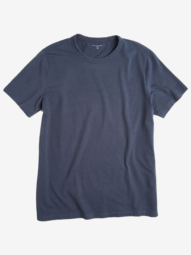 Men wearing Azul pizarra Classic Crew Driggs Tee