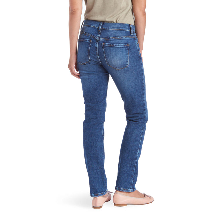 Women wearing Azul medio Mid Rise Slim Straight Grand Jeans