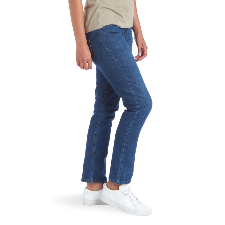 Women wearing Bleu Médium/Foncé Mid Rise Slim Straight Charlton Jeans