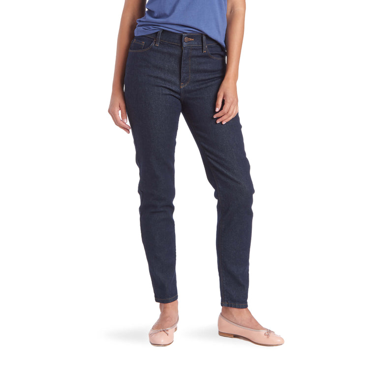 Women wearing Azul oscuro High Rise Mom Grand Jeans