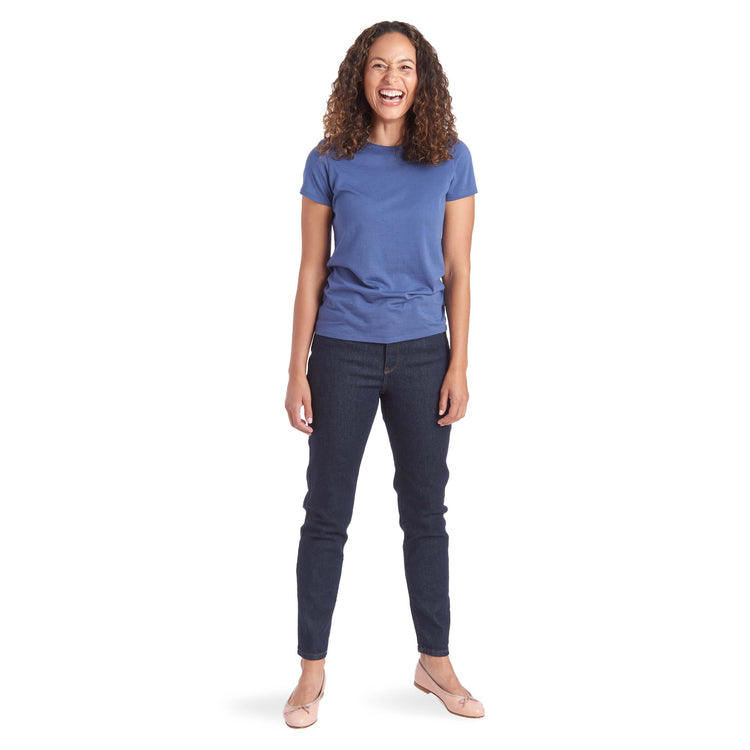 Women wearing Azul oscuro High Rise Mom Grand Jeans
