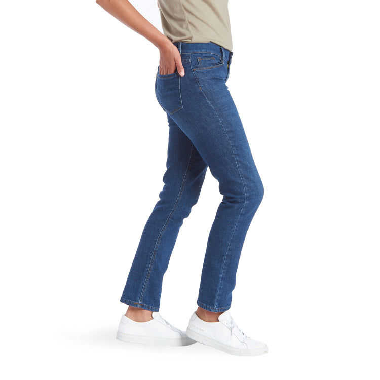 Women wearing Bleu Médium/Foncé Mid Rise Slim Straight Charlton Jeans
