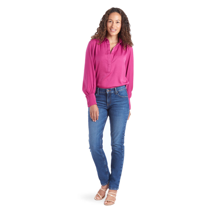 Women wearing Azul medio Mid Rise Slim Straight Grand Jeans
