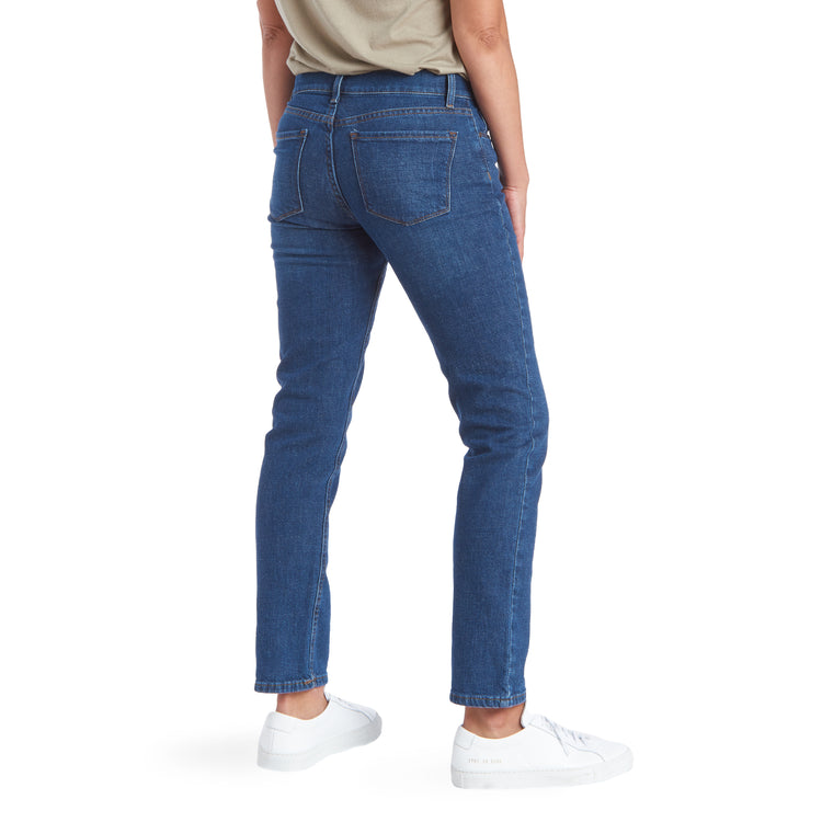 Women wearing Bleu Médium/Foncé Mid Rise Slim Straight Charlton Jeans
