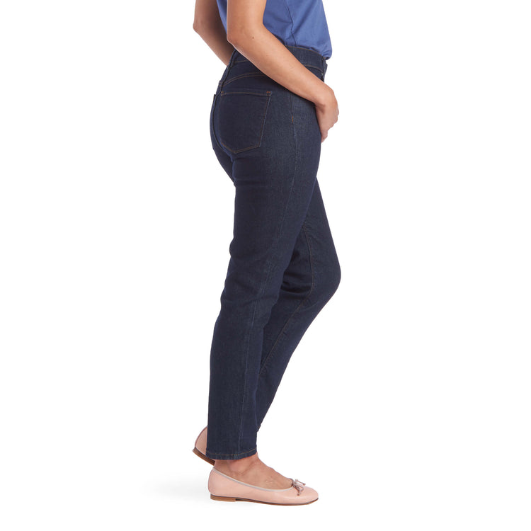 Women wearing Azul oscuro High Rise Mom Grand Jeans