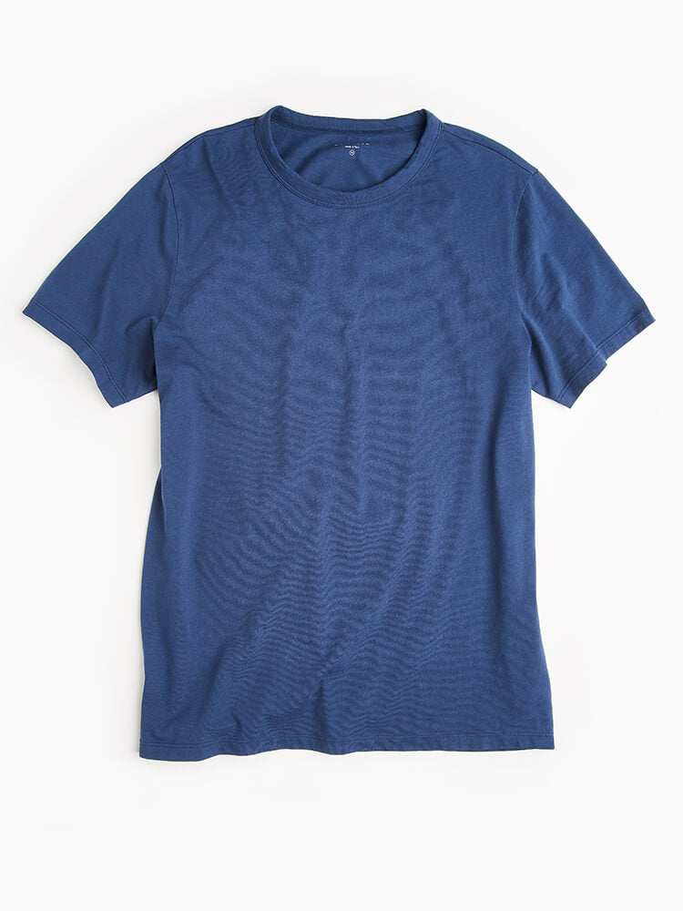Men wearing Azul grafito Classic Crew Driggs Tee