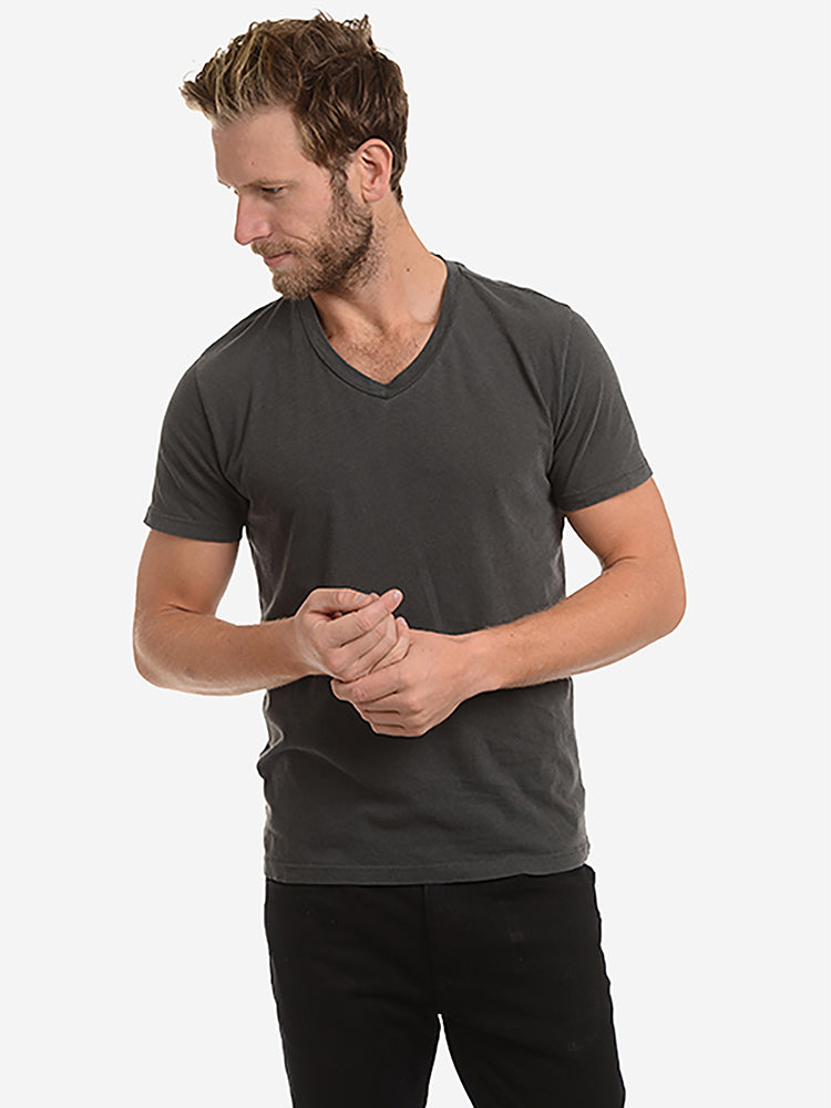 Men wearing Gris oscuro Classic V-Neck Driggs Tee