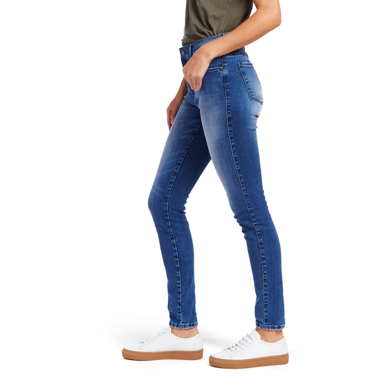 Women wearing Azul medio High Rise Skinny Moore Jeans