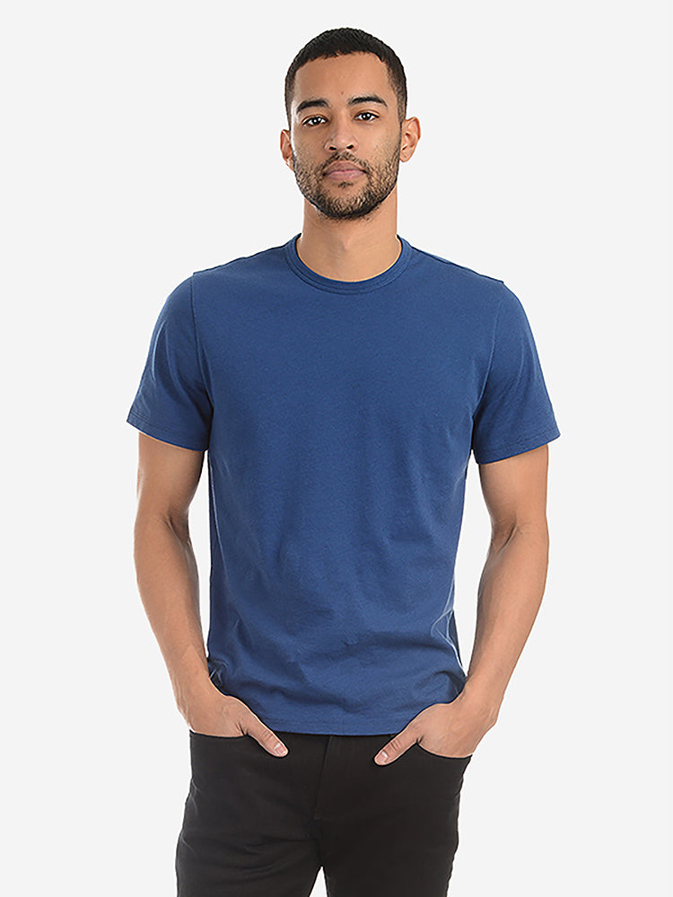 Men wearing Azul báltico Classic Crew Driggs Tee