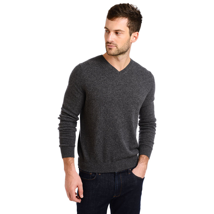 Men wearing Carbón jaspeado Classic Cashmere V-Neck Bergen Sweater