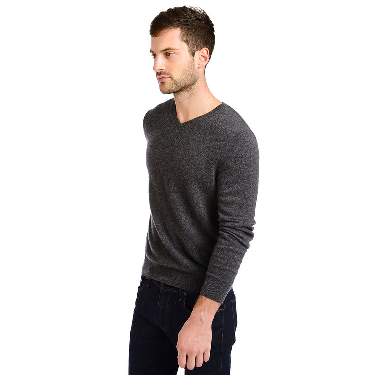 Men wearing Carbón jaspeado Classic Cashmere V-Neck Bergen Sweater