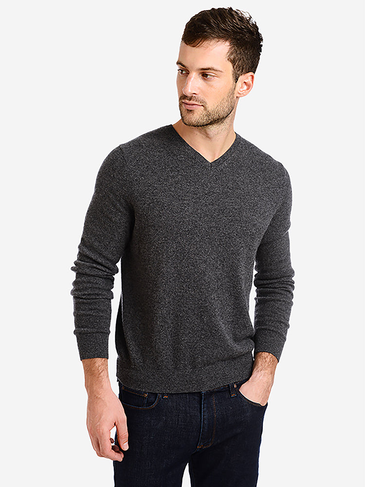 Men wearing Carbón jaspeado Classic Cashmere V-Neck Bergen Sweater