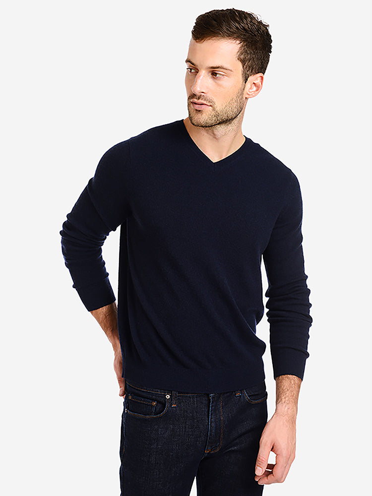 Men wearing Azul marino Classic Cashmere V-Neck Bergen Sweater